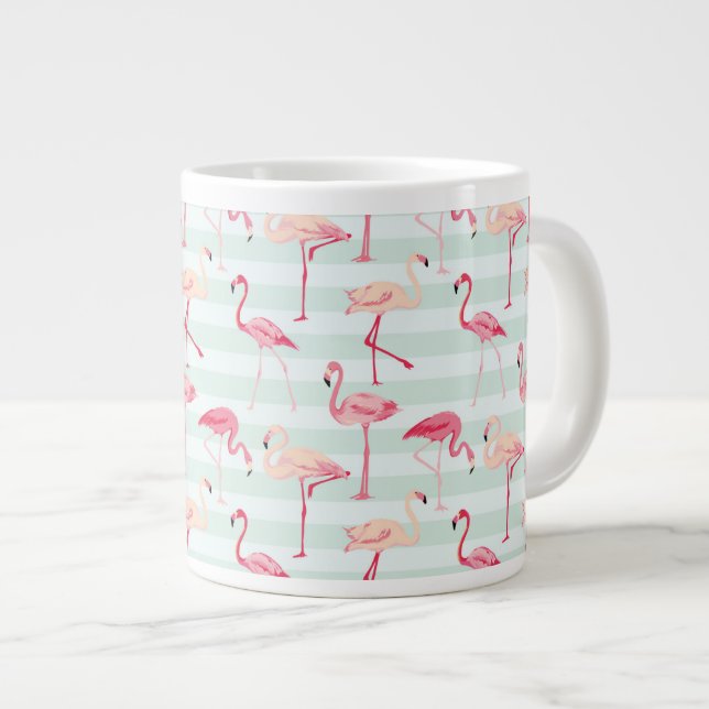 Retro-Flamingos auf Minzstreifen Jumbo-Tasse (Vorderseite Rechts)
