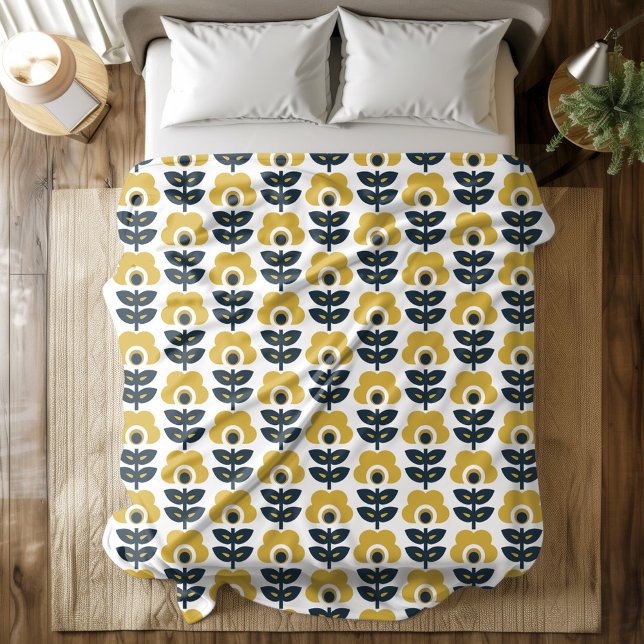 Retro Floral Pattern Marine und Mustard Yellow Fleecedecke (Von Creator hochgeladen)
