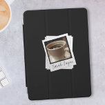 Retro Foto Rahmen Personalisiert schwarz iPad Abde iPad Mini Hülle<br><div class="desc">Ein einfacher schwarzer Hintergrund mit Vintagem Sofortbild-Foto und Platz für das obere für Ihr Foto und Ihren Namen. Ich benutzte meinen "Black Coffee" als Platz-Karte für deinen. Sie könnten sich, Ihr Haustier oder sich selbst und Ihr Haustier hinzufügen. Jedes quadratische Foto, das Ihnen gefällt. Sie können auch Ihren Text zum...</div>