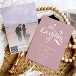 Retro Foto staubige Rose Skript Hochzeit Qr-Code Einladung<br><div class="desc">Wenn Retro auf moderne Touch trifft. Eine weiße und staubige Rose Retro-Drehbuch Hochzeitseinladung mit einer klassischen und eleganten Retro-Vintagen Kalligraphie . Fügen Sie Ihr Paar Foto auf der Rückseite (oder löschen Sie es, wenn Sie keine Fotos gewollt), und fügen Sie Ihre QR-Code, für uAwg, Details, und verwandeln Sie diese Einladung...</div>