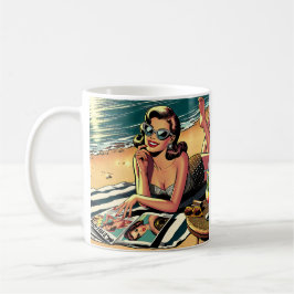 Retro-Frau am Strand beim Lesen eines Modemagazins Kaffeetasse