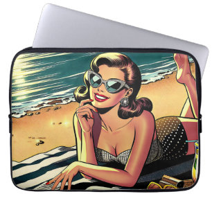 Retro-Frau am Strand beim Lesen eines Modemagazins Laptopschutzhülle