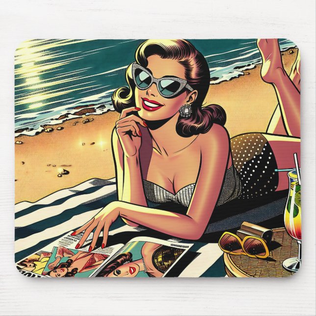Retro-Frau am Strand beim Lesen eines Modemagazins Mousepad (Vorne)