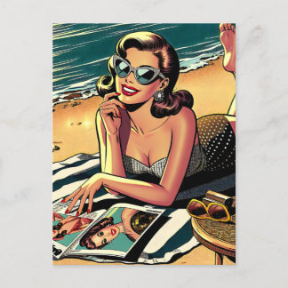 Retro-Frau am Strand beim Lesen eines Modemagazins Postkarte