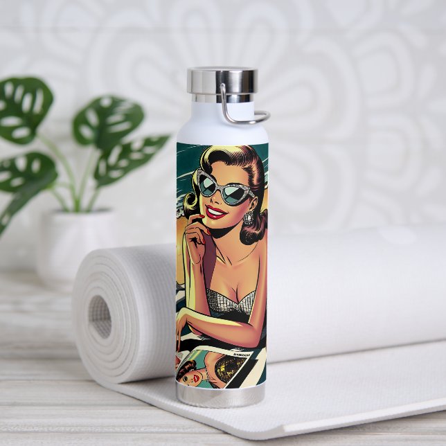 Retro-Frau am Strand beim Lesen eines Modemagazins Trinkflasche (Yoga)