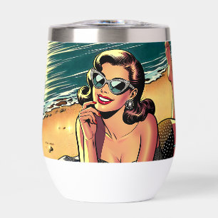 Retro-Frau am Strand liest eine Modezeitschrift