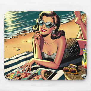 Retro-Frau am Strand liest eine Modezeitschrift Mousepad