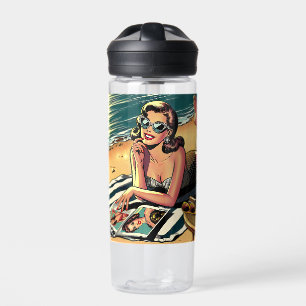 Retro-Frau am Strand liest eine Modezeitschrift Trinkflasche