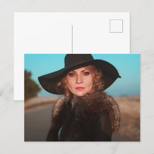 Retro-Frau auf der Straße Postkarte