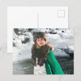 Retro-Frau im Winter Postkarte