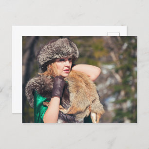 Retro-Frau im Winter Postkarte