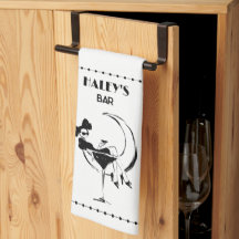 Retro-Frau in Martini-Bar