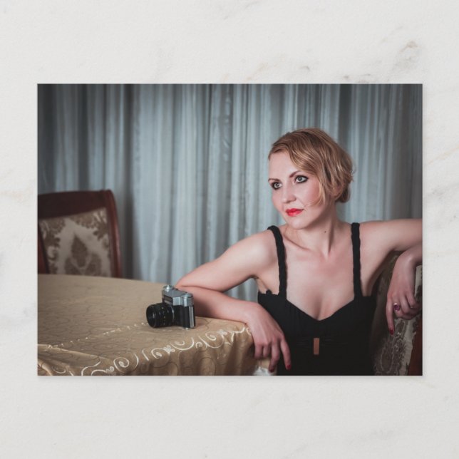 Retro-Frau mit Kamera Postkarte (Vorderseite)