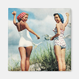 Retro-Frauen der 60er Jahre beim Surfen auf dem St Magnet