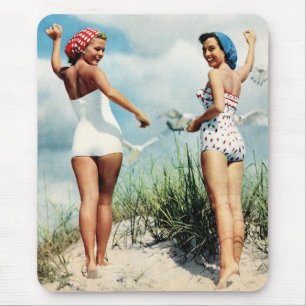 Retro-Frauen der 60er Jahre surfen auf dem Strand Mousepad