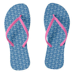 Retro Friedenszeichen auf tiefem Blau Flip Flops