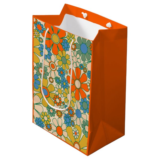 Retro Garden Floral 60er 70er Pattern Orange Mittlere Geschenktüte (Vorderseite Schrägansicht)