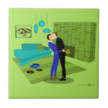 Retro Gay Couple in Liebe Fliese<br><div class="desc">Dieses Retro Gay Couple in Liebe   Tiledesign ist die perfekte Mischung aus Leidenschaft und Kitsch. Das minimalistische Kunstdesign der 60er Jahre besticht durch ein attraktives Homosexuellenpaar, das mitten in der Stadt küsst und tadellos dekoriert ist, das Zuhause. Der Kamin aus Kalkgrün Set die Stimmung für die gepflegten Herren, da...</div>