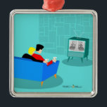 Retro Gay Couple Watching TV Keramik Ornament Aus Metall<br><div class="desc">Dieses Retro Gay Couple Watching TV Design ist einfach fantastisch! Das minimalistische Design der 1960er Jahre erinnert an ein gemütliches Paar, dessen Lieblingsfernsehsendung in Schwarz und Weiß gehalten wird. Der elegante, türkisfarbene und aquamarine Raum ist mit einer Steinmauer versehen. Die gut gekleideten Männer halten Martinis. Herzlichen Glückwunsch zum perfekten Abend!...</div>