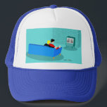Retro Gay Couple Watching TV Trucker Hat Truckerkappe<br><div class="desc">Dieses Retro Gay Couple Watching TV Design ist einfach fantastisch! Das minimalistische Design der 1960er Jahre erinnert an ein gemütliches Paar, dessen Lieblingsfernsehsendung in Schwarz und Weiß gehalten wird. Der elegante, türkisfarbene und aquamarine Raum ist mit einer Steinmauer versehen. Die gut gekleideten Männer halten Martinis. Herzlichen Glückwunsch zum perfekten Abend!...</div>
