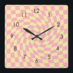 Retro Gelb rosa Karo gezogener Schachrinne Quadratische Wanduhr<br><div class="desc">Perfektes Kissen mit schachbrettgedeckten Kissen in Pastellfarben,  voll mit tollen Vibes. Moderne,  zerklüftete Schachbretter. Dieses schöne Retro psychedelische Design bringt Sie ins Wunderland. Verwarfte Karos in Pastellfarben. Karos mit wirbelnden und wirbelnden Linien,  karierte Pastellmuster</div>