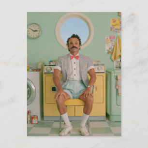 Retro Gentleman in einem Pastell-Farben-Wäscheraum Postkarte