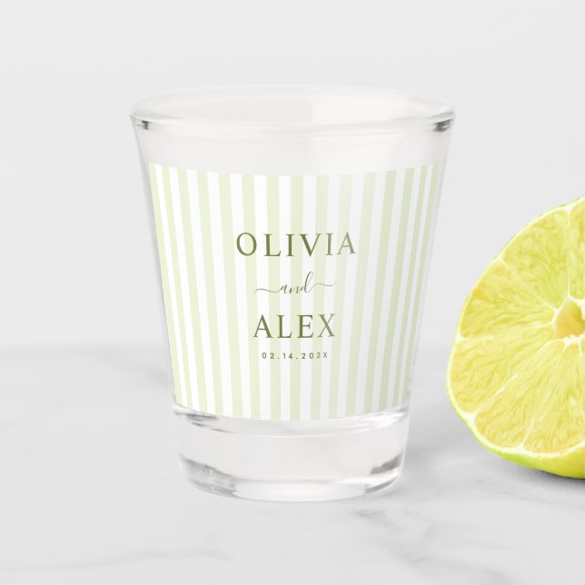 Retro-gestreifte grüne personalisierte Hochzeit Schnapsglas (Vorderseite)