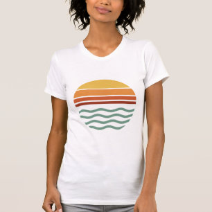 Retro gestreifter Sonnenuntergang über Wellen T-Shirt