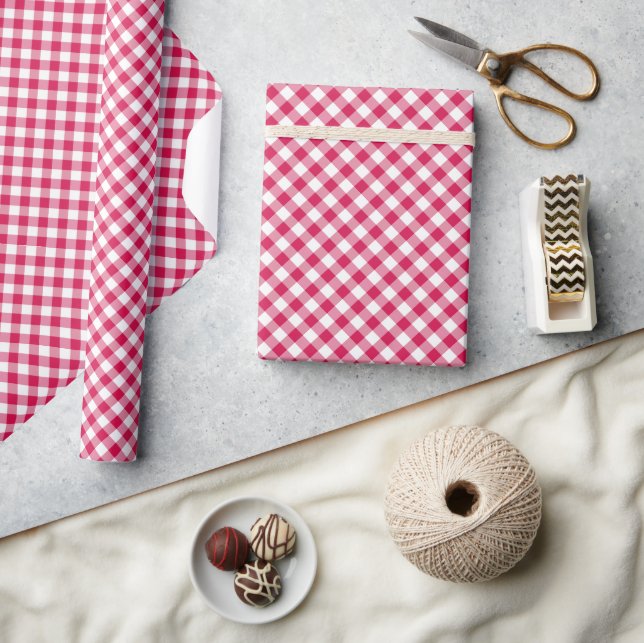Retro Gingham Raspberry Geschenkpapier (Kunsthandwerk)