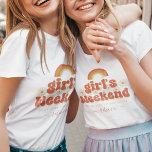 Retro Girl's Weekend Name Bachelorette T-Shirt<br><div class="desc">Feiern Sie Ihren Bachelorette mit diesem tollen T - Shirt,  der mit groover Typografie,  zärtlichen Blume,  individuellem Datum,  Standort und elegantem Kalligraphienamen aufwartet. Fügen Sie einfach Ihre eigenen Daten hinzu,  indem Sie auf die Option "Personalisieren" klicken.</div>