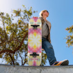 Retro Girly-Gefärbte Krawatte - Benutzerdefinierte Skateboard<br><div class="desc">Retro Girly Gefärbte Krawatte Custom Personalisiert Name Skateboard zeigt Ihren personalisierten Namen in modernen rosa Typografie auf einer abstrakten gefärbte Krawatte mit Blume Zentrum in rosa, lila, grün, weiß und gelb Muster. Personalisieren Sie diese, indem Sie den Text in dem dafür vorgesehenen Textfeld bearbeiten. Geben Sie Ihrem Lieblingskateboarder zu Weihnachten,...</div>
