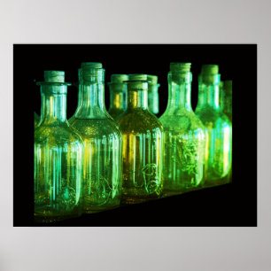 Retro-Glasflaschen mit Korken an einer Wand in Grü Poster