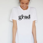 Retro grad cooler, einfacher Schwarz-weißer Abschl T-Shirt<br><div class="desc">Feiern Sie Abschluss mit diesem stilvollen T - Shirt,  der einen Retro-Stil Text "grad" in schwarz zusammen mit anpassbarem Text,  der Schule Abkürzung,  Abschluss Jahr oder andere sein kann. Wählen Sie Ihre Schule Farbe Shirt und Rock dieses Shirt stolz. Koordiniert mit der Lea Delaveris Design Retrograder Sammlung von Abschluss-Objekten.</div>