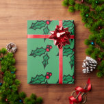 Retro Green Christmas Holly Wrapping Paper Geschenkpapier<br><div class="desc">Retro Weihnachten verziert heilig dieses stilvolle Urlaubspapier. Das Design stammt aus der Originalkunst.</div>