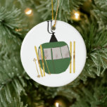 Retro Green Ski Lift - Snowboarden Keramik Ornament<br><div class="desc">Modernes Ski- und Snowboardgeschenk für ihn und sie. Retro Skilift Gondelbahn Illustration für Skifahrer und Snowboarder. Ski thematische Wohngestaltung und Geschenke.</div>