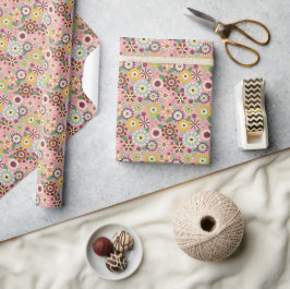 Retro-grooviges 70er-Blumenmuster auf Rosa Geschenkpapier