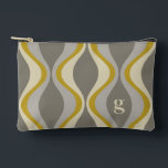 Retro-Groovitmuster - Monogramm - Goldtaupe Zubehörtasche<br><div class="desc">Eine Mod gemusterte Goldtasche mit einem Platz für ein einfaches Monogramm. Das Taupe-,  Grau- und Golddesign weist ein grobkörniges Bio Wellenmuster auf. Ein minimaler Look in dezenten Farben mit einem einfachen Serif-Schriftart für ein Monogramm.</div>