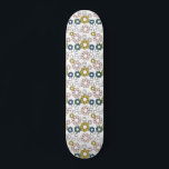 Retro Groovy 60er 70er Floral Skateboard<br><div class="desc">Nehmen Sie es mit diesem inspirierten,  blumengeschmückten Skateboarddesign zurück in die alte Schule.</div>