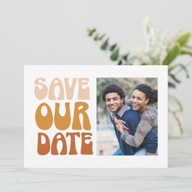 Retro Groovy 70er Terracotta Brown Foto Wedding Save The Date (Stehend Vorderseite)