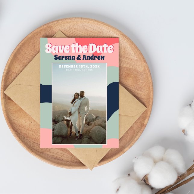 Retro Groovy Bold Abstrakt Typografy Foto Save The Date (Von Creator hochgeladen)