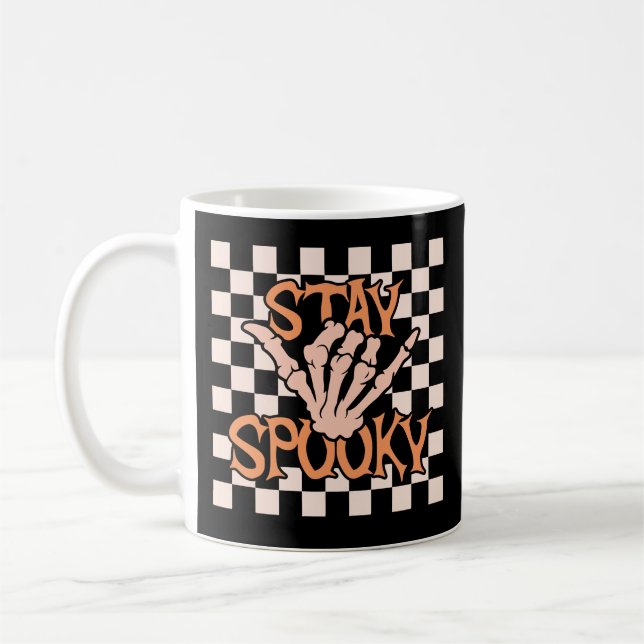 Retro Groovy Checkered Bleibe Spooky Halloween Kaffeetasse (Links)