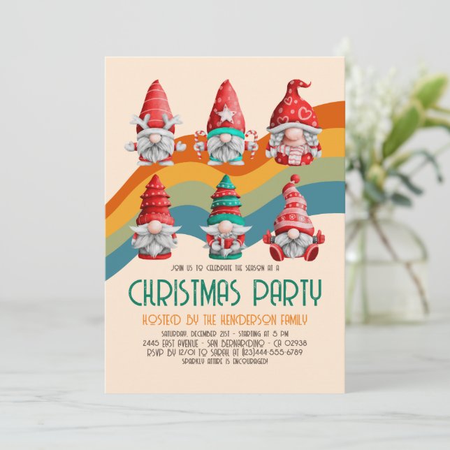 Retro Groovy Christmas Gnomes Budget Holiday Party Einladung (Stehend Vorderseite)