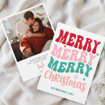 Retro Groovy Frohe Weihnachten Farbiges Foto<br><div class="desc">Groovy Greetings: Retro Christmas Card Mit unserer Retro Weihnachtskarte können Sie in die Weihnachtszeit eintauchen. Die Vorderseite der Karte zeichnet sich durch ein lebhaftes, farbenfrohes Design aus, das mutig "Fröhlich frohe Weihnachten" in funky, Retro-Stil Buchstaben proklamiert. Es ist ein Nostalgie- und Feiertagsausbruch in einem. Retro Reverie: Die Vorderseite der Karte...</div>