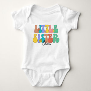 Retro Groovy Little Sister Individuelle Name Baby Strampler