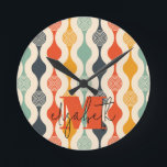 Retro Groovy Muster Runde Wanduhr<br><div class="desc">Ihre Monografie und Ihr Vorname unterstreichen ein Retro-Mod-Kreismuster in einer famosen Farbpalette,  diese Wanduhr macht Spaß für Sie,  Ihre Kinder und Unis-Schlafzimmer oder als Geschenk. (Sie können das Monogramm und den Vornamen entfernen,  die Personalisierung einfach leer verlassen.)</div>