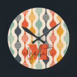 Retro Groovy Muster Runde Wanduhr<br><div class="desc">Ihre Monografie und Ihr Vorname unterstreichen ein Retro-Mod-Kreismuster in einer famosen Farbpalette,  diese Wanduhr macht Spaß für Sie,  Ihre Kinder und Unis-Schlafzimmer oder als Geschenk. (Sie können das Monogramm und den Vornamen entfernen,  die Personalisierung einfach leer verlassen.)</div>