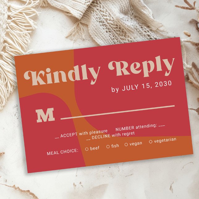 Retro groovy orange red bold typography wedding RSVP karte (Von Creator hochgeladen)