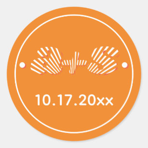 Retro Groovy orange Sonnenstrahlen 70er inspiriert Runder Aufkleber