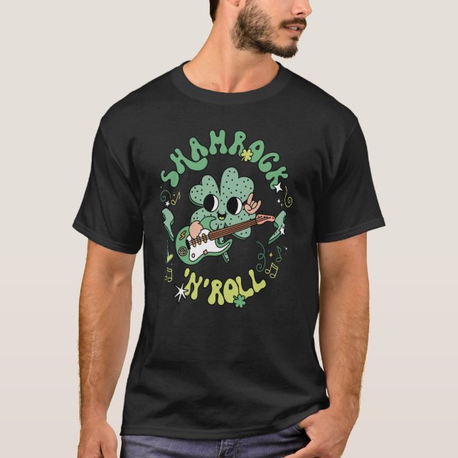 Retro Groovy St Patrick's Day Shamrock Rock N Roll T-Shirt (Vorderseite)