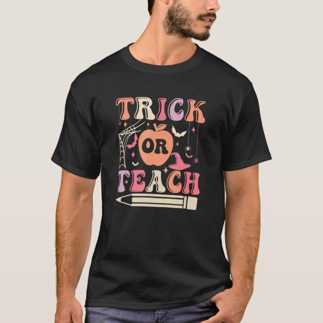 Retro Groovy Trick oder lehrt Ghost Teacher Hallow T-Shirt (Vorderseite)
